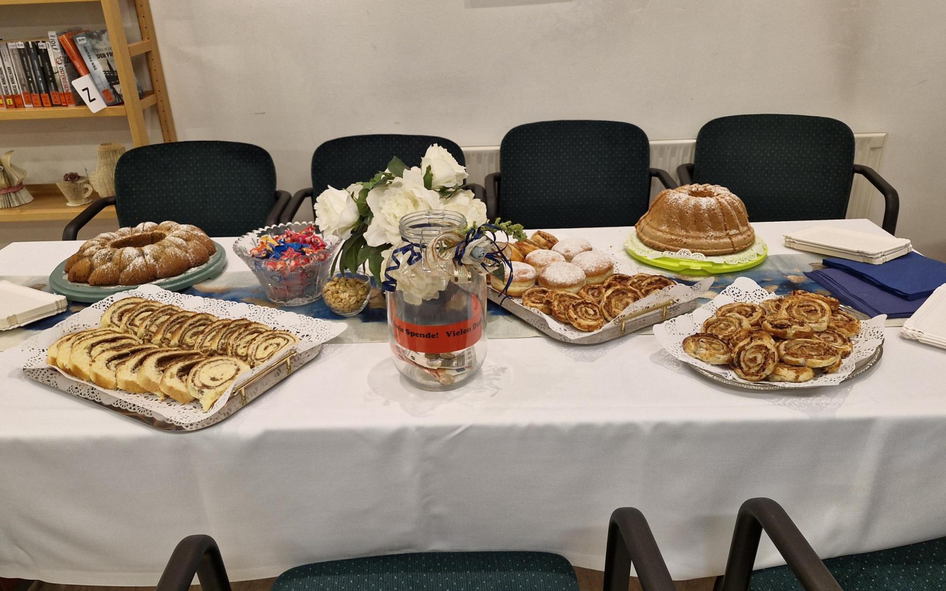 Beim Stöbern und staunen Kaffee und Kuchen genießen.